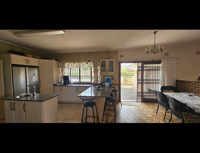 4 BEDROOM HOUSE FOR SALE IN MANABA BEACH